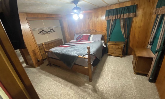 Flint Creek Cabina | Quiet cabin in the woods w/ access to pools, river, & lakes in gated community!!