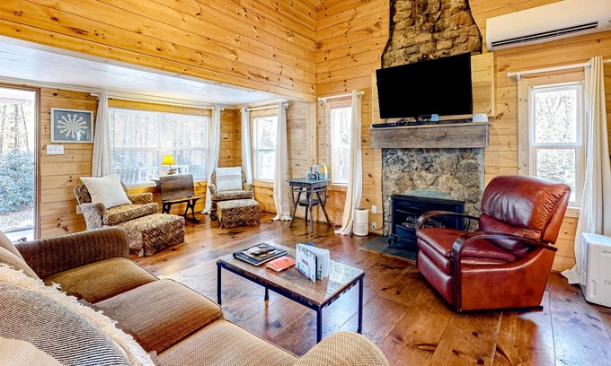 Lakemont Cabina | Quiet cabin near Lake Rabun with vaulted ceilings, firepit, and washer/dryer