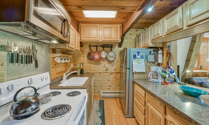 Sky Valley Cabina | Quiet cabin near the lake with large deck, private hot tub, firepit, & game room