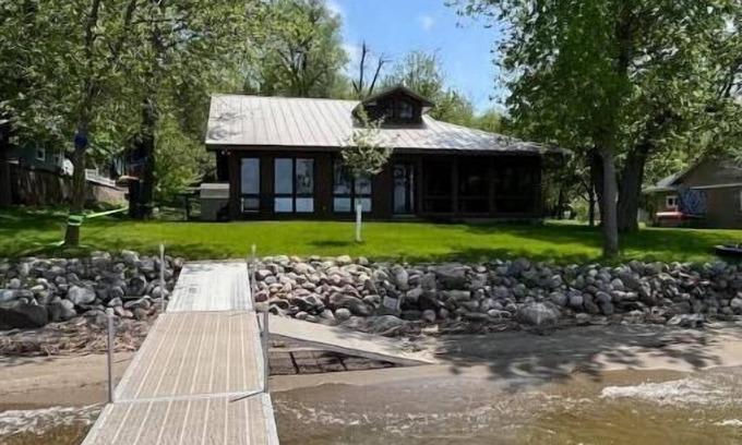 Glenwood Cabina | Quiet cabin on Lake Minnewaska - perfect for a family escape.