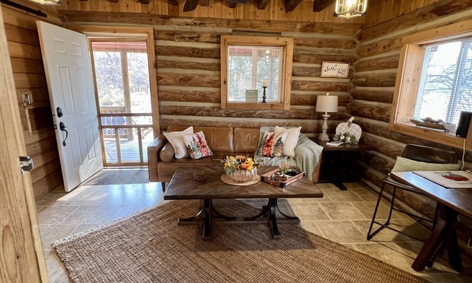 Hallsville Cabina | Quiet Cabin on Walnut Creek, Covered Deck, Hot Tub, Swimming Hole, Shelter House