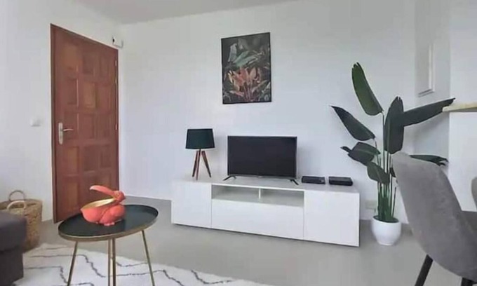 Fontaine de Moutte Apartamento | Quiet Capri beach apartment.