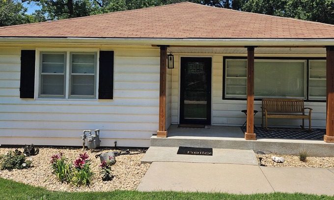 Topeka Casa | Quiet Centrally Located Close to Wasburn Private Drive