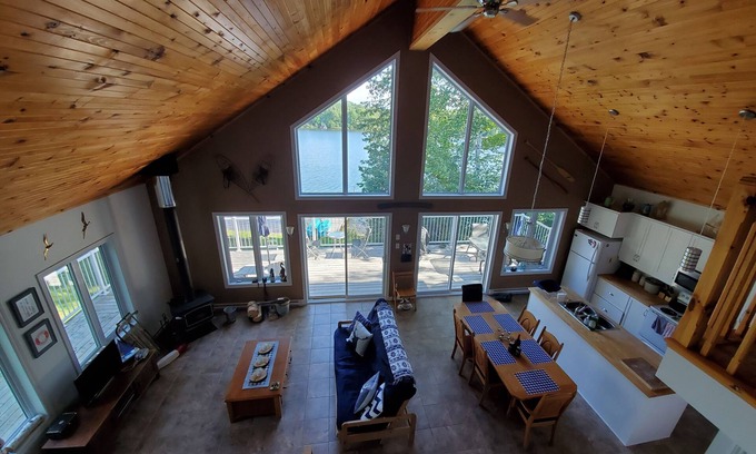Cayamant Chalet De Esquí | Quiet chalet on a beautiful lake. Available all 4 seasons.