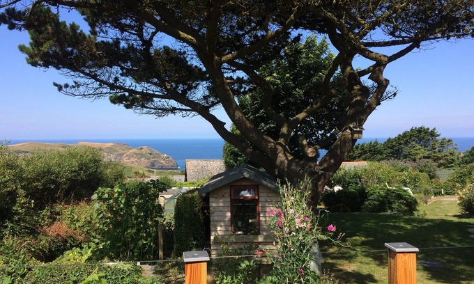 Tintagel Chalet De Esquí | Quiet chalet with beautiful rural and sea views near St Nectan's waterfall.