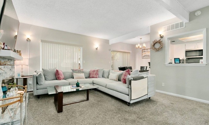 Lenexa Casa | 2BR/1.5BA|Townhouse 1King2Queen|Quiet