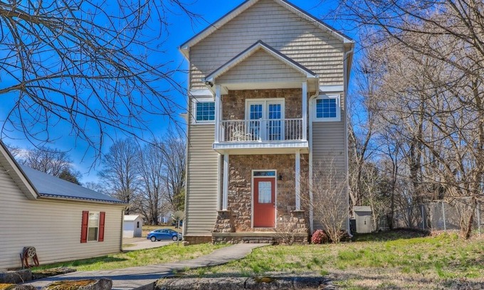 Jefferson City Casa | Quiet, Clean & Secure 5bd/5ba Skinny House, Every Room Has a Private Bathroom!