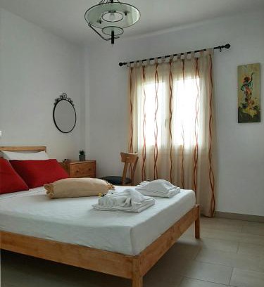Syros Apartamento | Quiet, colourful home in Cyclades