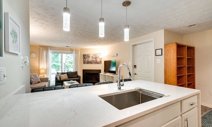 Columbia Condominio | Quiet Columbia Condo Near Parks & Pool!