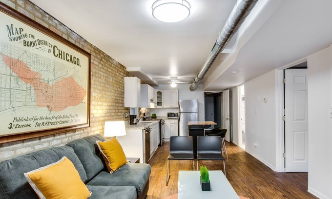 West Town Condominio | Quiet Comfort in the Big City. Just Steps to the Blue Line by AllSet Turnover