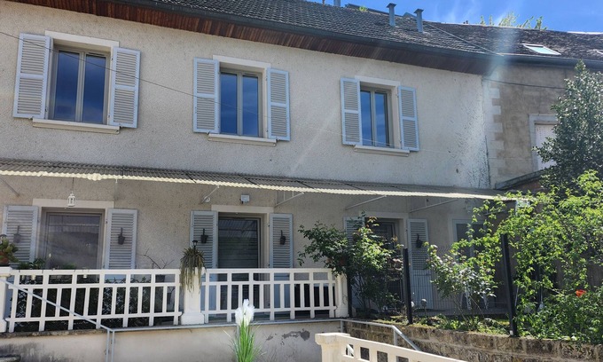 Salins-les-Bains Apartamento | Quiet, comfortable apartment overlooking the fort. Close to the spa