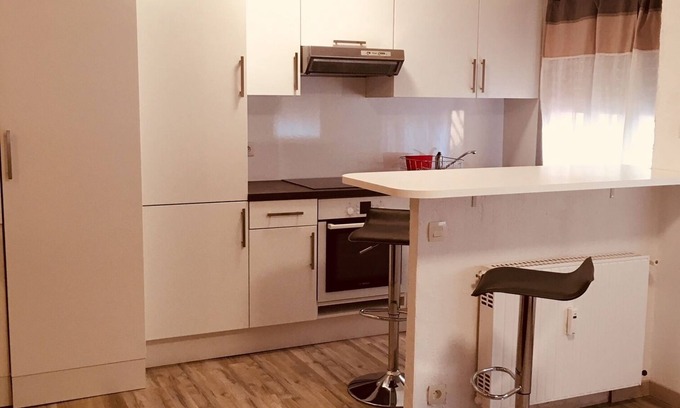 Le Cannet Apartamento | Quiet, comfortable studio with plenty of light and space.