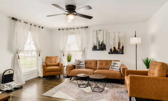 Columbus Casa | Quiet Comfy 3Bd/2B Home w/Hot Tub, Deck & Fire Pit