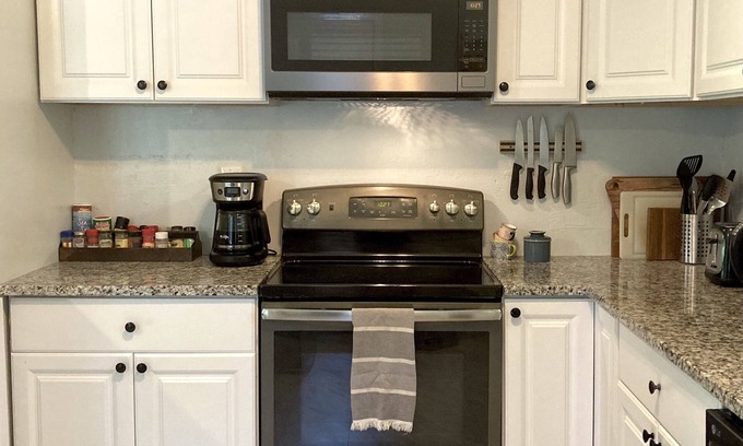 Madison Heights Casa | Quiet Cottage on Cul-De-Sac in Historic Riverside Neighborhood