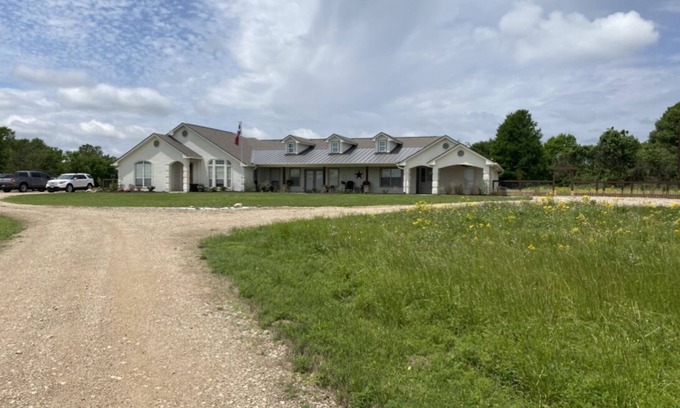 Millican Casa | Quiet country 3 bed 3 bath with queen size sofa bed only 22 minutes from TAMU