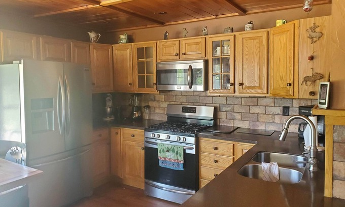 Dorset Cabina | Quiet Country Cabin close to Lake Erie, Interstate, and Ohio line