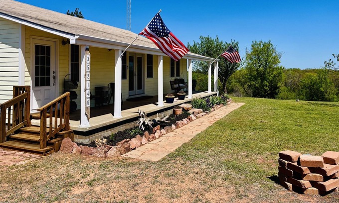 Milfay Casa | Quiet Country Home overlooking the beautiful Oklahoma skies