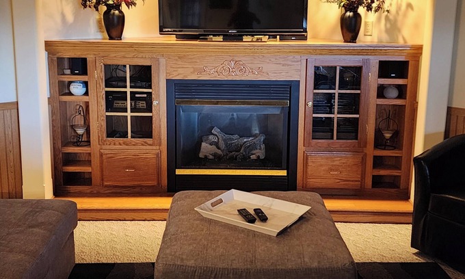 Fort Atkinson Apartamento | Quiet Country Oasis. Spacious and serene apartment. Gas fireplace, private patio