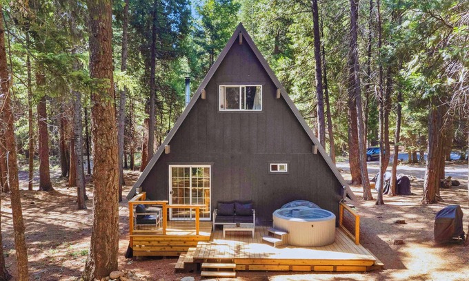 Shingletown Cabina | Quiet/Cozy A-Frame Near Mount Lassen w/Hot Tub