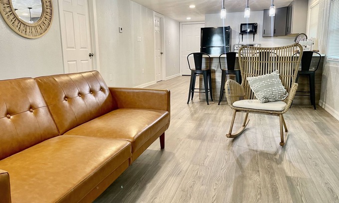 Dickinson Casa | Quiet & Cozy: Close to Galveston Bay & Kemah , Galveston & NASA Space center