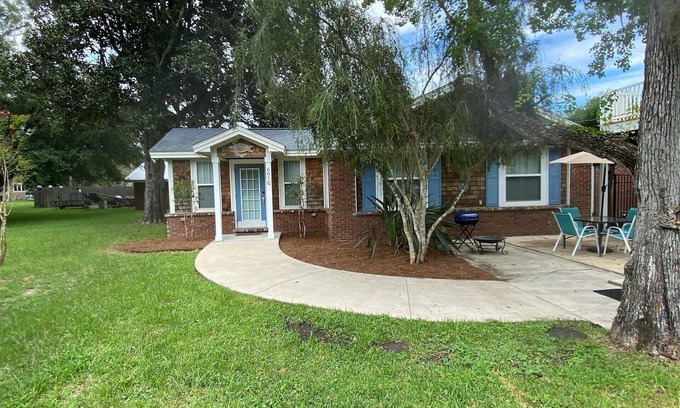 St. Marys Cabaña | QUIET & COZY Coastal Cottage, walkable to St. Marys waterfront