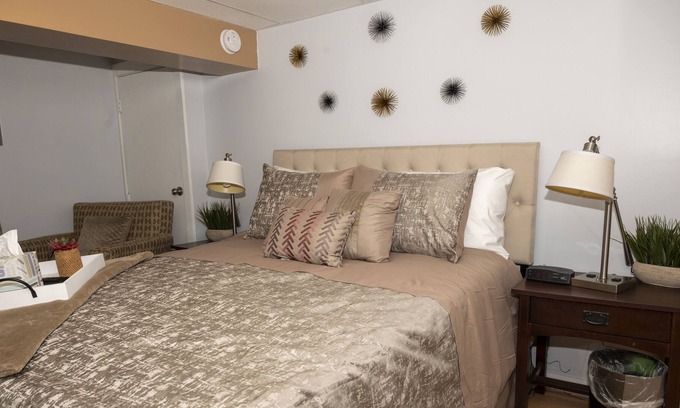 North Haven Apartamento | Quiet, cozy, newly renovated unit w/ fireplace close to highways and town center