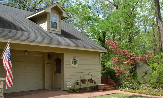 Whispering Hills Cabina | Quiet creekside retreat on Lake Bob Sandlin - boat dock on property