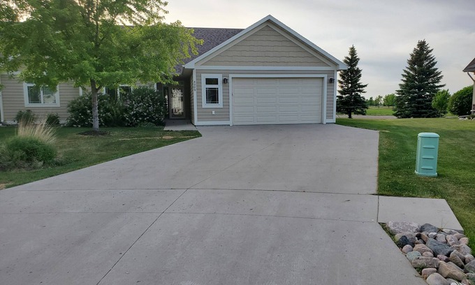 Moorhead Casa | Quiet cul-de-sac home with golf course views