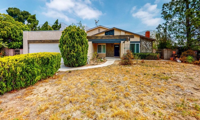 Sylmar Casa | Quiet cul-de-sac home with big, enclosed dog-friendly yard - near large park