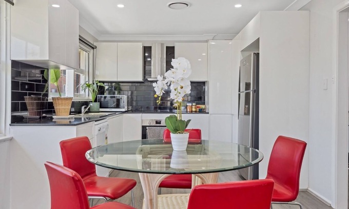 Merrylands Casa | Quiet Elevated Serene Home (Top)