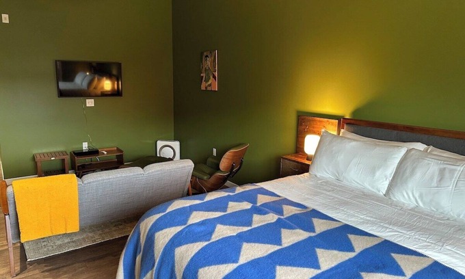Belmont Hotel | Quiet End-Unit Studio w/ Full Kitchen + Natural Light