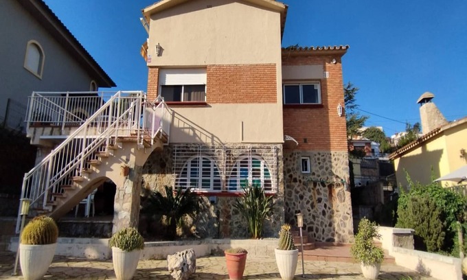 Santa Susanna Chalet De Esquí | Escapada tranquila con vistas al mar