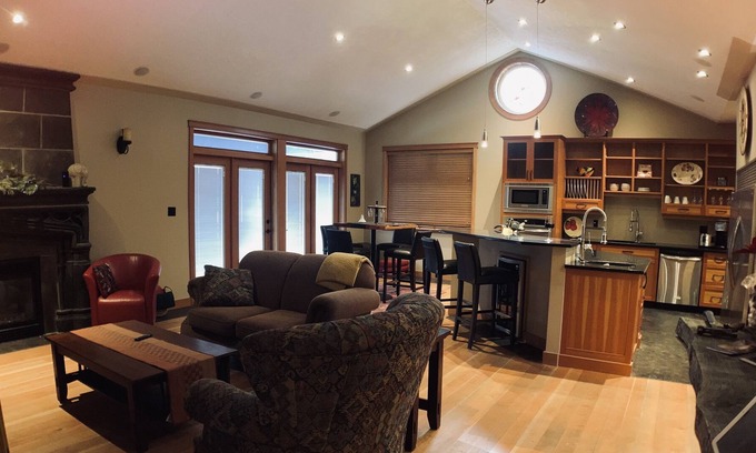 Shawnigan Lake Casa | Quiet Executive Noble Guest suite, close to private schools and lake