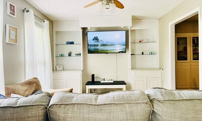 James City Casa | Quiet Extended Stay with Spa Bath, Fenced Yard