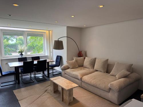 Neuhausen - Nymphenburg Apartamento | Quiet Family Apartment - 10 min to Center & Oktoberfest - Free Parking - near Nymphenburg Palace & Botanical Garden