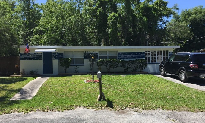 Gulf Coast Acres Casa | Quiet family bungalow on a quiet street near everything.