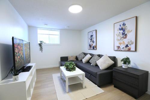 Brentwood Casa | Quiet Family Friendly, 4 min UofC and University District Shops, 9 min DT