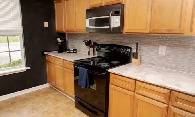 Valdosta Apartamento | Quiet Family Sized Duplex in a Quiet Subdivision 20 minutes from Wild Adventures