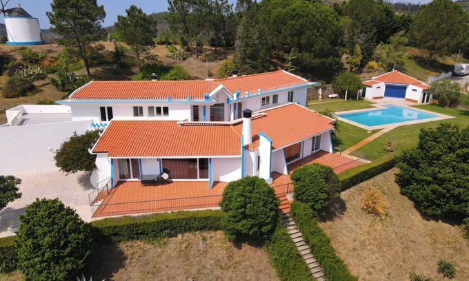 Mafra Casa | Quiet family villa with pool, garden and stunning views
