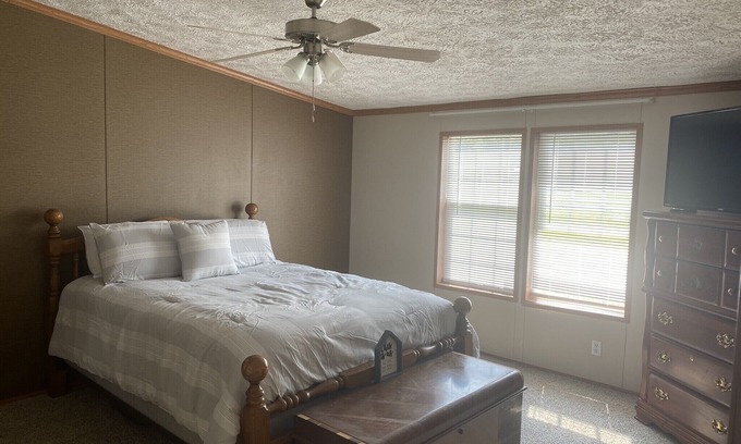 Hatfield Casa | Quiet Farm setting surrounded hundreds of acres of fields. Workers welcome.