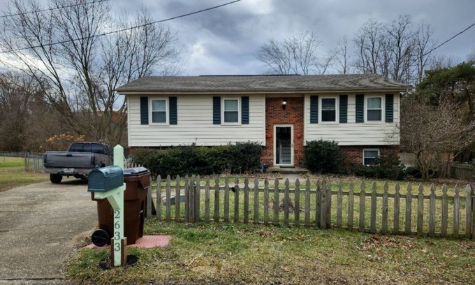 Burlington Casa | Quiet fenced in bi-level home on a cul-de-sac street.