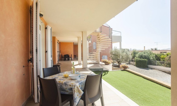 Sant'Anna Arresi Apartamento | Piso tranquilo "Appartamento 2" con vistas a la montaña, terraza, jardín y aire acondicionado