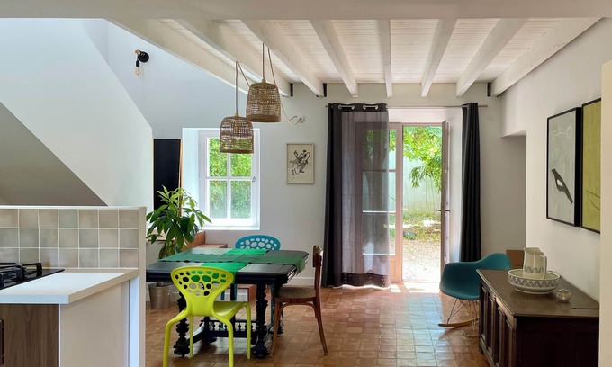 Entraigues-sur-la-Sorgue Casa | Quiet Bel Air house with swimming pool access