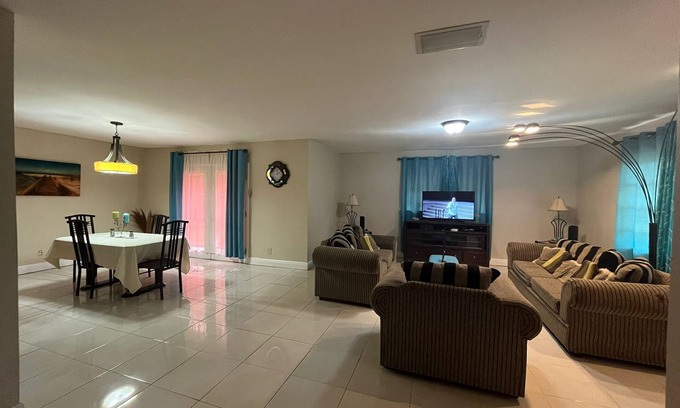 Bahamas Terrace Casa | 3-bedroom house near beautiful Xanadu Beach, Freeport with Central Air & WiFi.