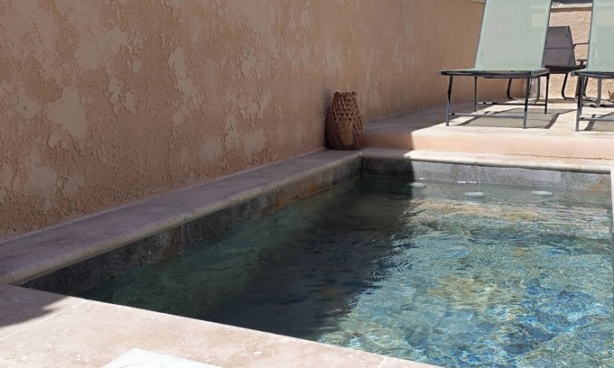 Graveson Apartamento | QUIET GITE FOR TWO WITH RELAXING POOL NOT OVERLOOKED + PET