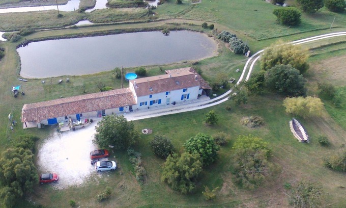 Mauzac Cabaña | Quiet gîte on 2 ha property with pond, 10 mins from the ocean