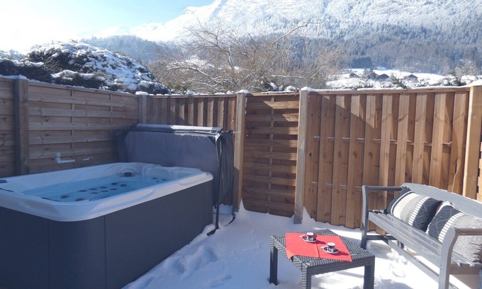 Thones Apartamento | Quiet gite private jacuzzi wifi terrace near Lake Annecy pets welcome