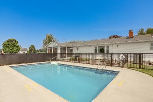 New Haven  Huron County Casa | Quiet Greenwich Home with Pool and Screened Porch!
