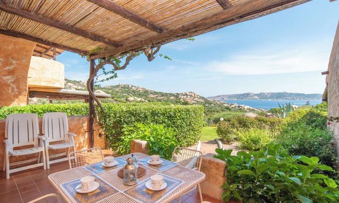 Punta Sardegna Apartamento | Quiet Holiday Apartment with Terrace with Sea View; Parking Available; Pets Allowed