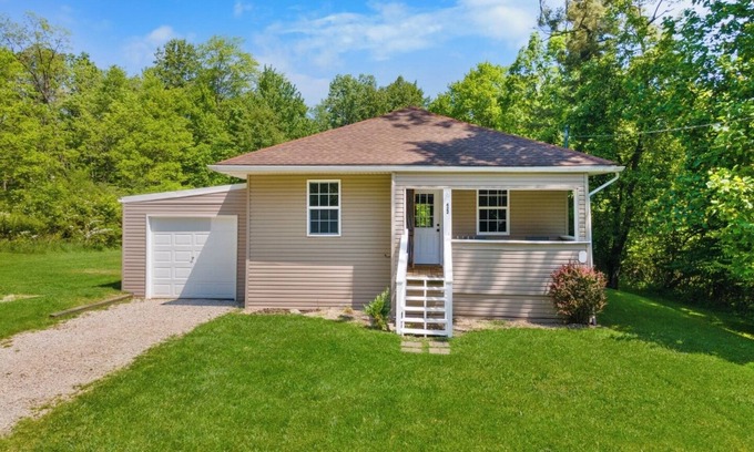 Mansfield Casa | Quiet home close to Reformatory and downtown. Firepit, deck, & disc golf basket